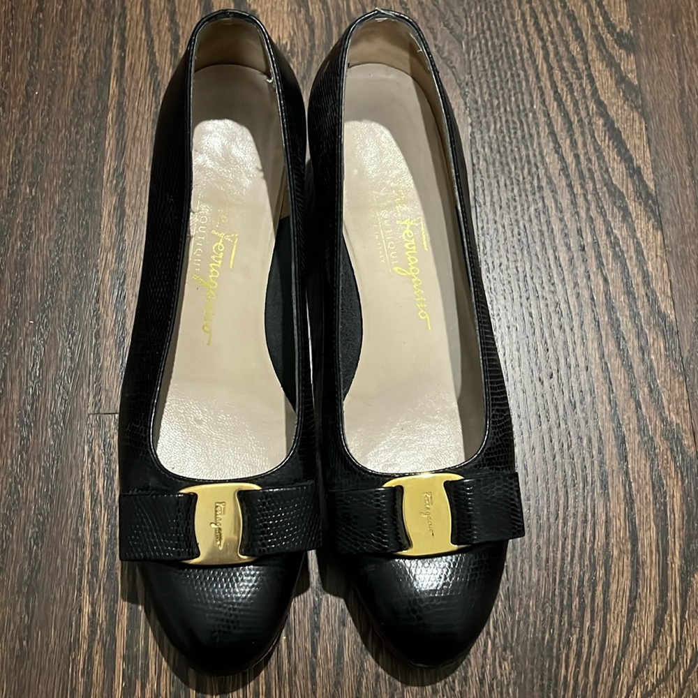Vintage Ferragamo Vara pump in lizard embossed black calfskin leather